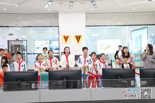 九江小学八里湖校区四 1 中队开展 走进垃圾处理厂 探究 变废为宝 之奥秘 主题校外实践活动